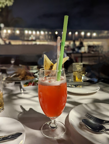 คาเฟ่ เดอ บีช พัทยา - การบริการอาหารและที่พัก