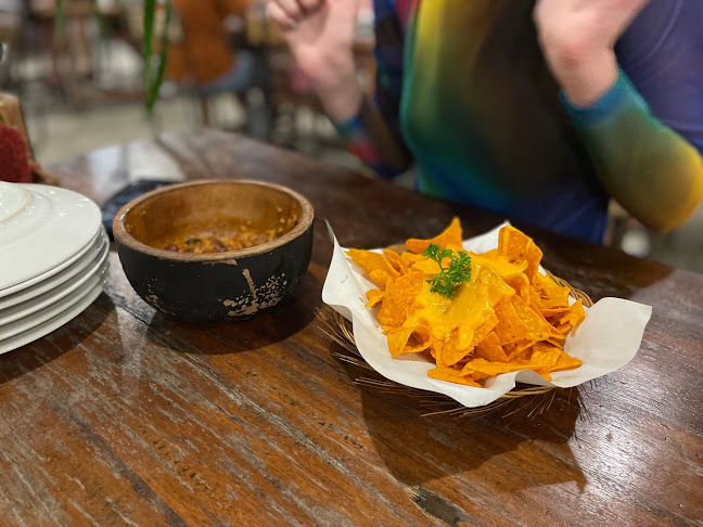 Naughty Nuri's Phuket - การบริการอาหารและที่พัก