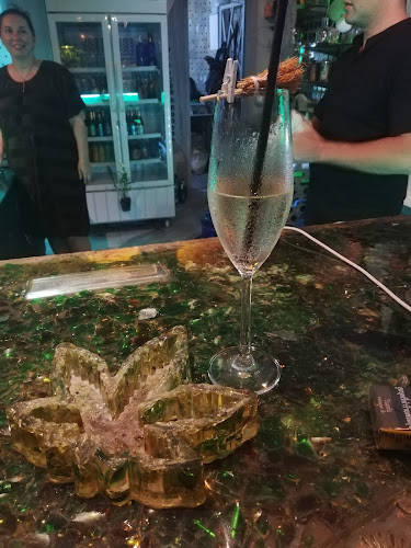 Bottle Bar Phuket - การบริการอาหารและที่พัก