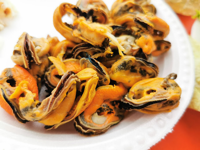 นนท์เตียงผ้าใบชายหาดจอมเทียน - การบริการอาหารและที่พัก