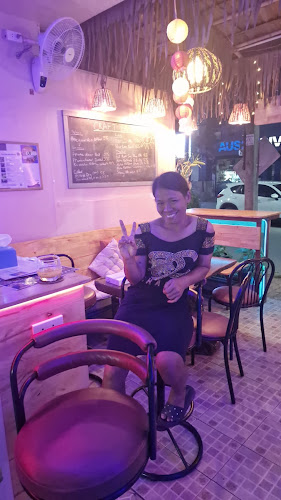 Opinii despre Sunny Bar Chalong în อำเภอเมืองภูเก็ต - การบริการอาหารและที่พัก