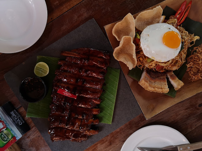 Naughty Nuri's Phuket - การบริการอาหารและที่พัก