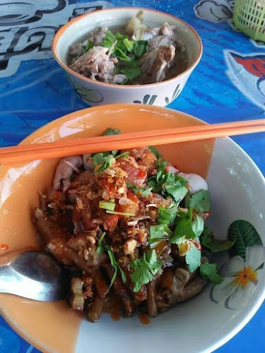เฮียตี๋ ก๋วยเตี๋ยว & ก๋วยจั๊บ รสเด็ด วัดสระบัวเกลื่อน - การบริการอาหารและที่พัก