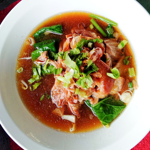 ร้านป้าเพ็ญขาหมู ก๋วยเตี๋ยวขาหมู สูตรดั้งเดิม - การบริการอาหารและที่พัก