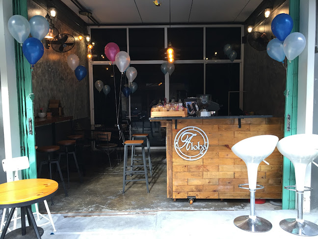 อาโลฮา คอฟฟี่ บาย สื่อ - การบริการอาหารและที่พัก