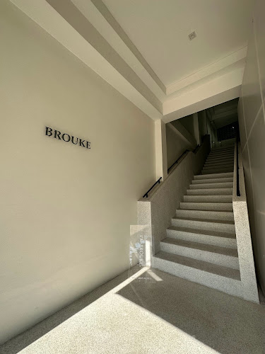 Brouke - การบริการอาหารและที่พัก