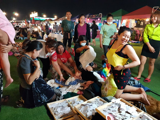 ตลาด บ้านเกาะ ฟลีมาร์เก็ต - การบริการอาหารและที่พัก