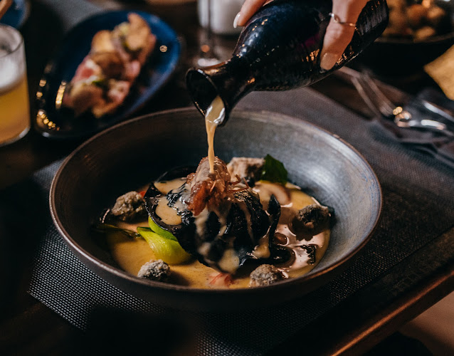 The Factory Phuket - การบริการอาหารและที่พัก