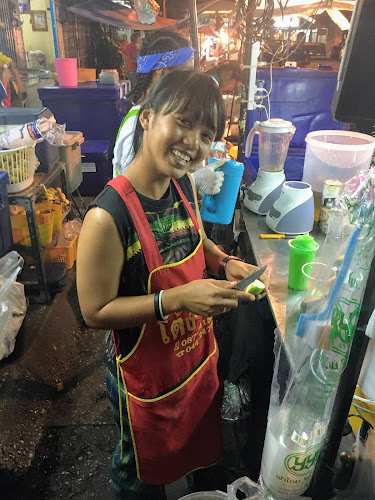 ร้านน้ำปั่นผลไม้ - การบริการอาหารและที่พัก