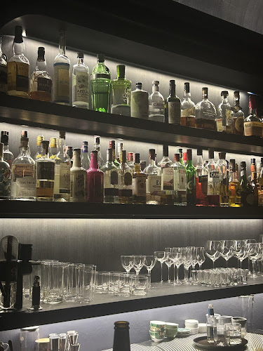 Escave Cocktail Bar - การบริการอาหารและที่พัก