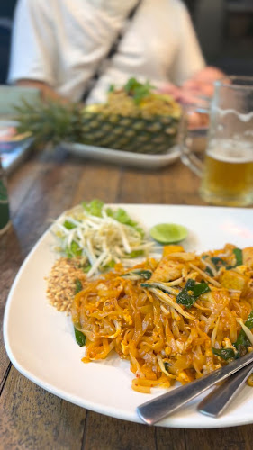 One D Seafood and Restaurant @Rimhan Karonbeach - การบริการอาหารและที่พัก