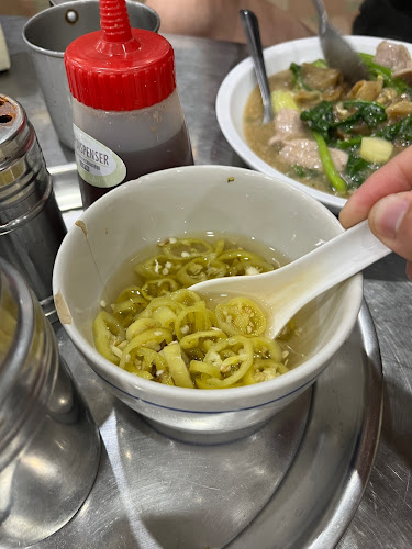 ยอดผักเมืองทอง ราดหน้า - การบริการอาหารและที่พัก