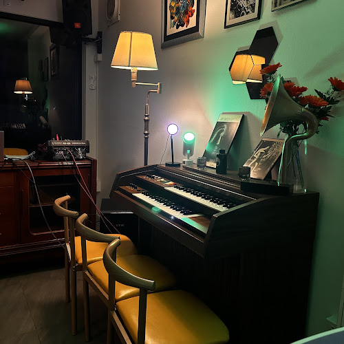 Comentarii opinii despre Above bar