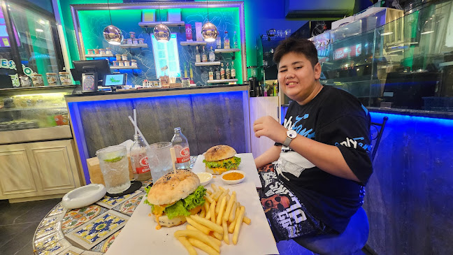 Blow Amur Burger Club - การบริการอาหารและที่พัก