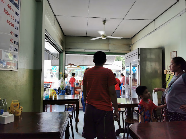 เหน่ง รสเยี่ยม - การบริการอาหารและที่พัก