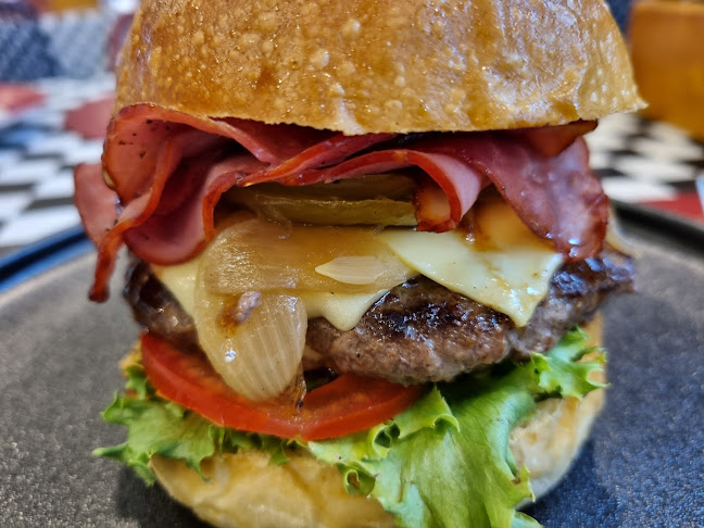 Santa Monica Diner Pattaya - การบริการอาหารและที่พัก