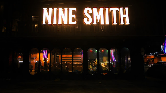 Nine Smith Phuket - การบริการอาหารและที่พัก