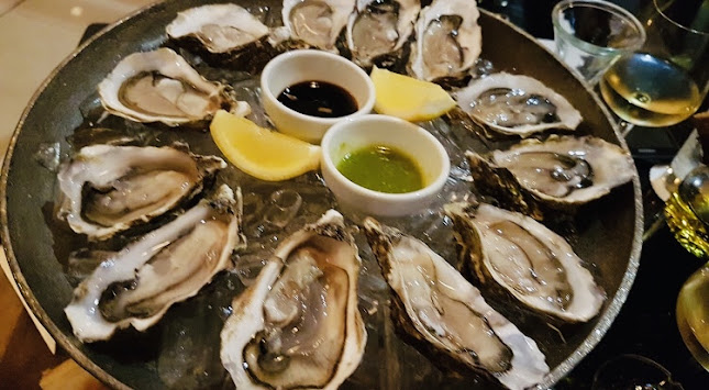 Livv Cafe' & Restaurant Pattaya - การบริการอาหารและที่พัก