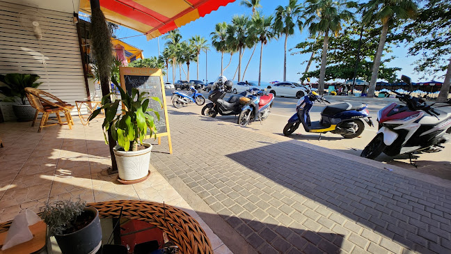 Little Mook Cafe - การบริการอาหารและที่พัก