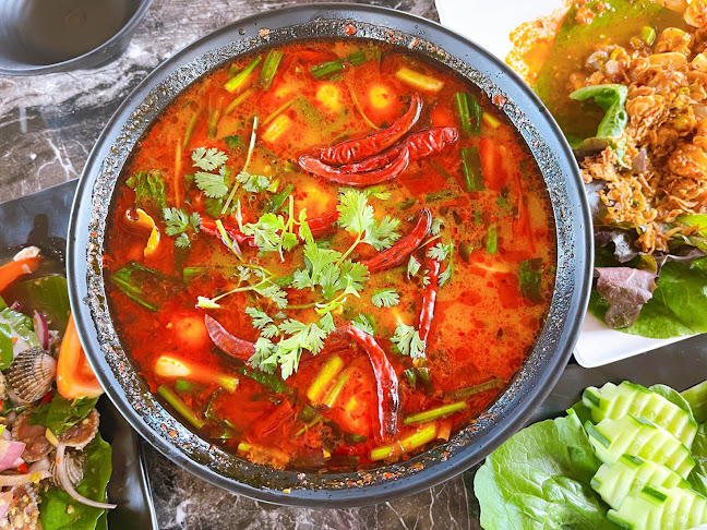 นัมเบอร์วัน ตำ-ยำ-ย่าง - การบริการอาหารและที่พัก