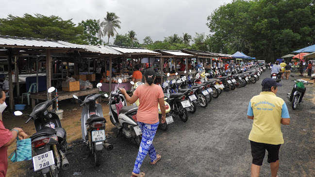 ตลาดใบกล้วย - การบริการอาหารและที่พัก