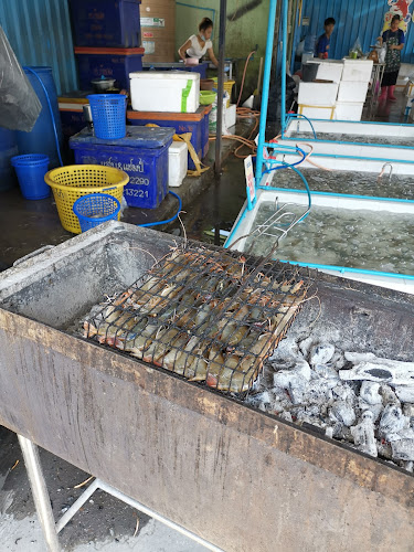 ป้อมกุ้งเป็น - การบริการอาหารและที่พัก