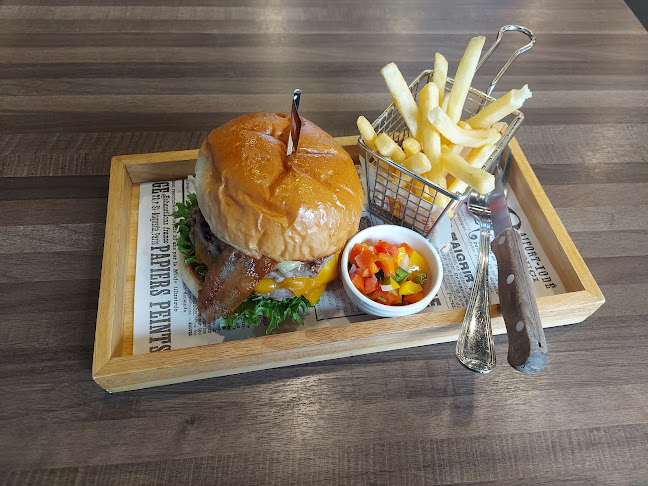 HASH Burger and More - การบริการอาหารและที่พัก
