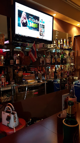 Rumours Bar & Pool - การบริการอาหารและที่พัก