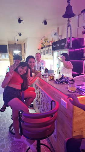 Sunny Bar Chalong - การบริการอาหารและที่พัก