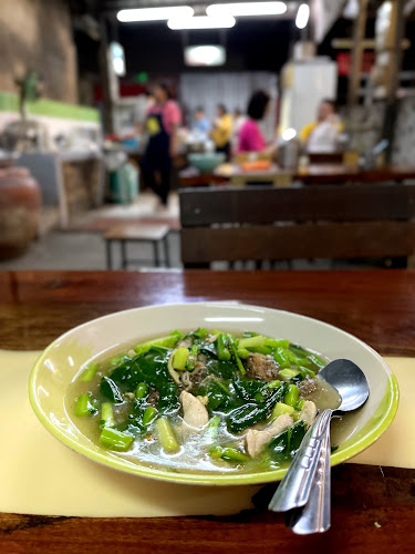 ติ๋ม ราดหน้าไก่ไทย คะน้ากรอบ - การบริการอาหารและที่พัก