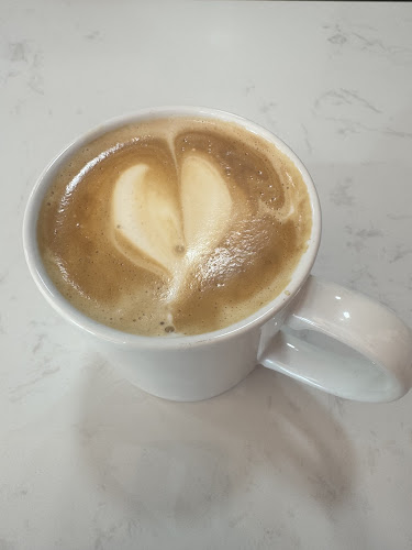 Opinii despre Hole in One Sports Bar & One Shot Cafe Korat în อำเภอเมืองนครราชสีมา - การบริการอาหารและที่พัก