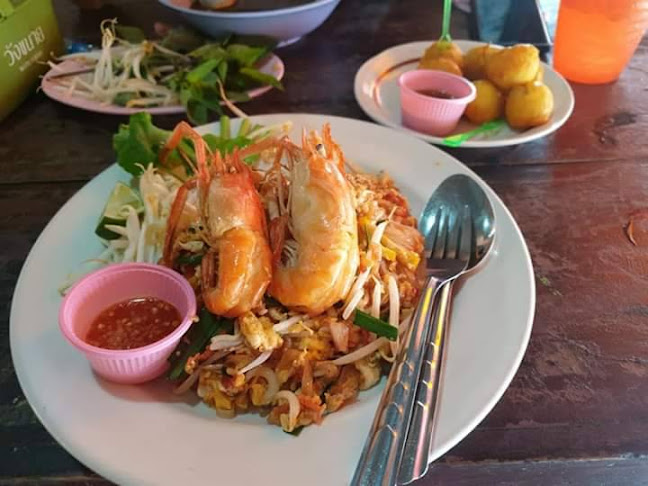 Opinii despre ร้านชมคลอง​ (ป้าเปิ้ล)​ก๋วยเตี๋ยวเรือ, ผัดไทย, อาหารตามสั่ง, สเต็ก, กาแฟสด în อำเภอธัญบุรี - การบริการอาหารและที่พัก