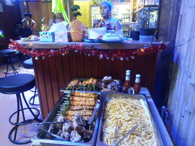 Friends Bar @Rawai - การบริการอาหารและที่พัก