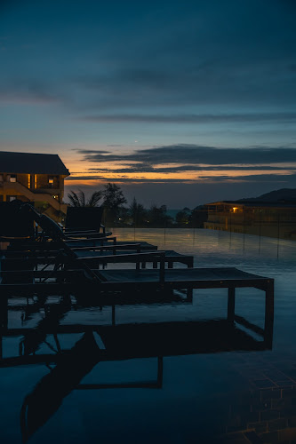 The Cloud Rooftop Pool Bar - การบริการอาหารและที่พัก