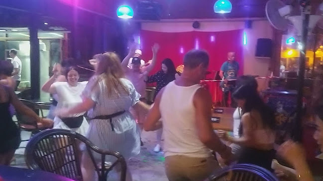 Opinii despre Freedom Bar Rawai în Phuket - การบริการอาหารและที่พัก