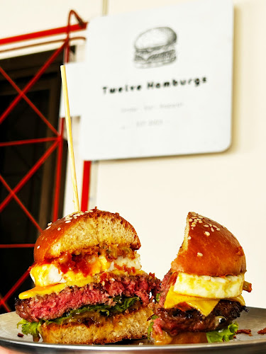 Twleve hamburgs - การบริการอาหารและที่พัก
