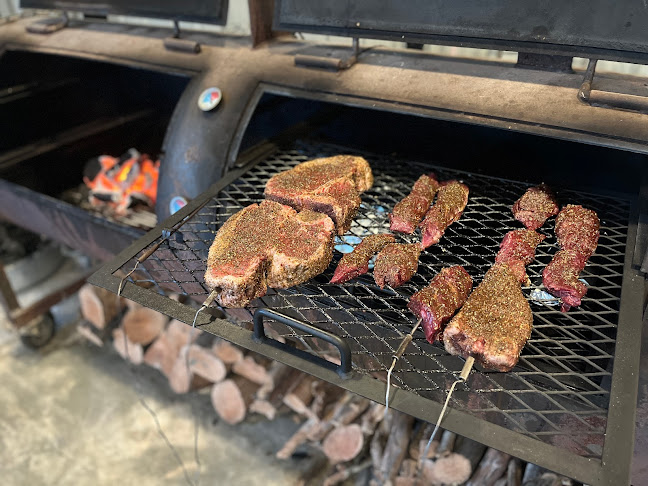 Riburs BBQ - การบริการอาหารและที่พัก