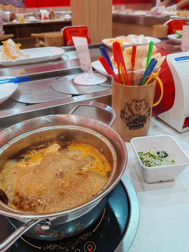 เสือน้อยหม้อไฟ บุฟเฟ่ต์หม่าล่า อุบลราชธานี - การบริการอาหารและที่พัก