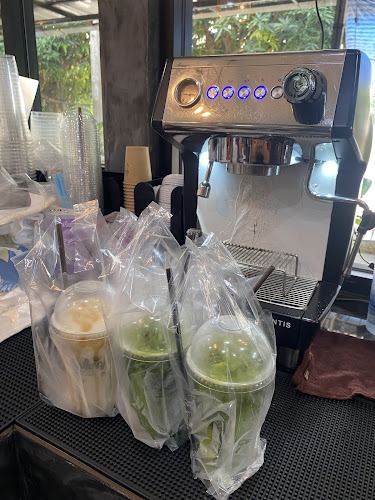 ยิ่งใหญ่กาแฟสด - การบริการอาหารและที่พัก