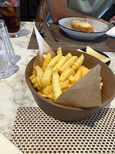 ลา พิคโคล่า คาเฟ่ แอนด์ เรสเตอรรอง - การบริการอาหารและที่พัก