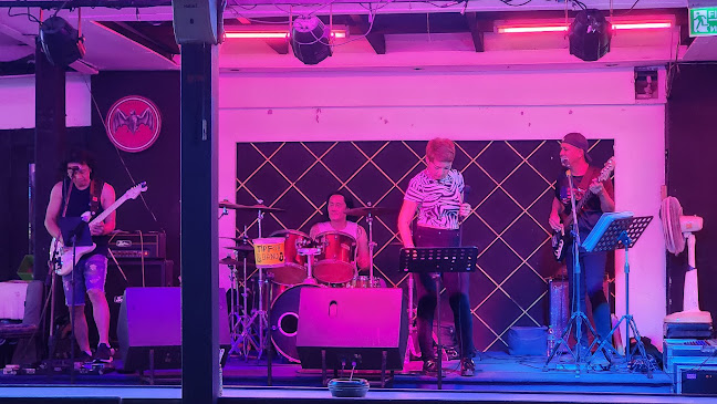 Toy Beer Bar - การบริการอาหารและที่พัก