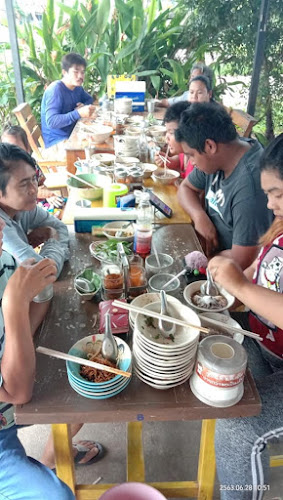 ร้านก๋วยเตี๋ยวเรือ ยกซด 10 บาท - การบริการอาหารและที่พัก