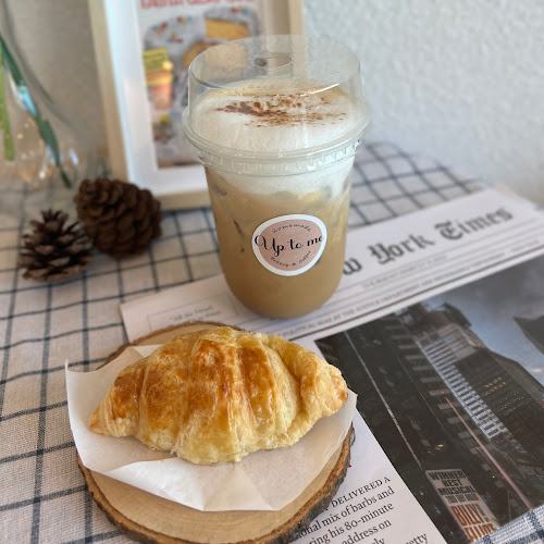 Up to me cafe บางบัวทอง - การบริการอาหารและที่พัก