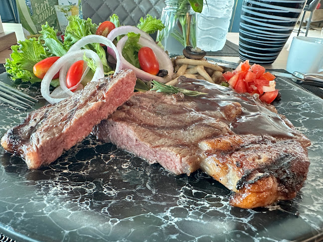 Cafe Blu Pattaya - การบริการอาหารและที่พัก