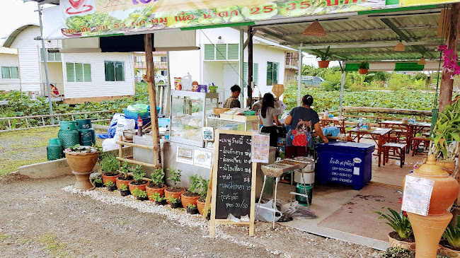 ร้านอาหารลุยทุ่ง (LuyThung Restaurant)
