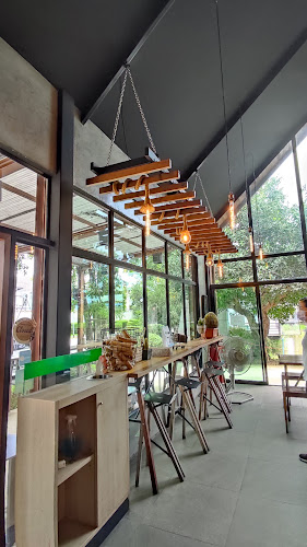 Robot's coffee - การบริการอาหารและที่พัก