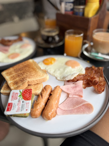 At All Cafe - การบริการอาหารและที่พัก