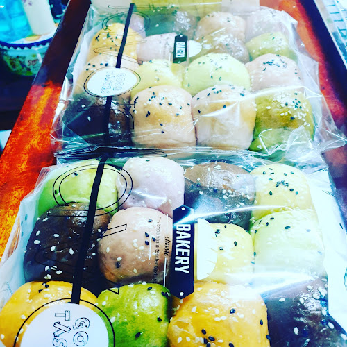 Kiki HomeMade Bakery - การบริการอาหารและที่พัก