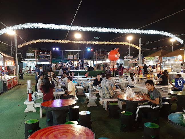 ตลาด บ้านเกาะ ฟลีมาร์เก็ต - การบริการอาหารและที่พัก