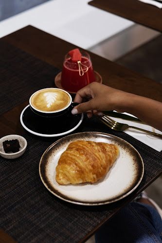 Crème Café Phuket - การบริการอาหารและที่พัก